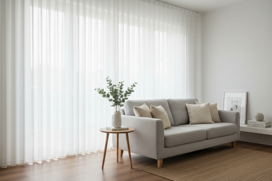 Wellengardinen im eingerichteten Raum